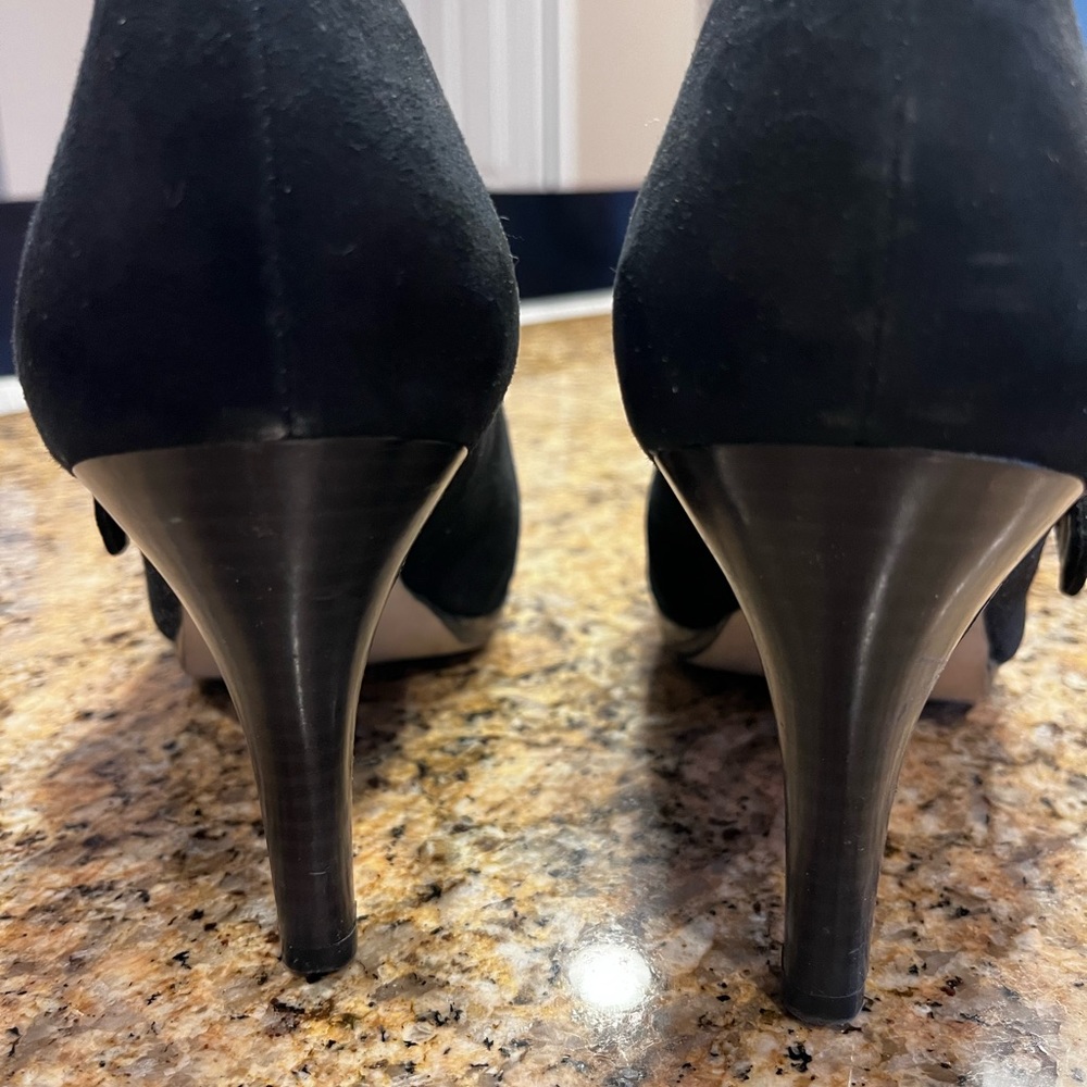 Anne Klein suede shooties - Picture 4 of 5